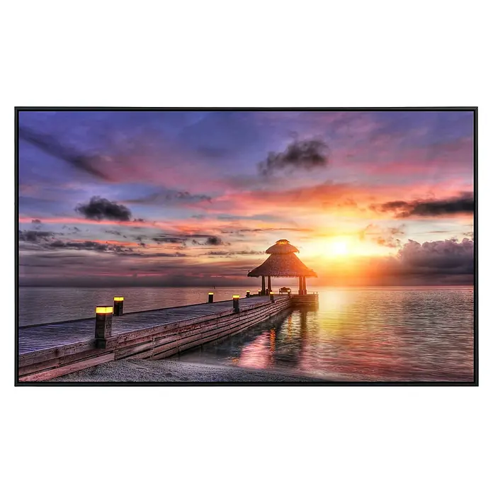 Papermoon Infrarot-Bildheizkörper Malediven Sonnenuntergang - 60 cm x 500 mm, 350 W - Sonnenuntergang über einem Pier mit einem Strohdachpavillon, der eine ruhige und idyllische Atmosphäre schafft. Das Licht erzeugt warme Reflexionen.