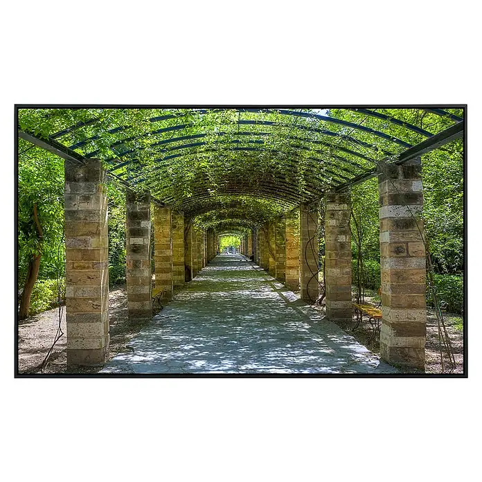 Papermoon Infrarot-Bildheizkörper Garten von Athen - 60 cm x 500 mm, 350 W - Verwunschener Laubengang mit blühenden Kletterpflanzen. Steinsäulen tragen das grüne Blätterdach. Einladend für einen Spaziergang im Grünen.