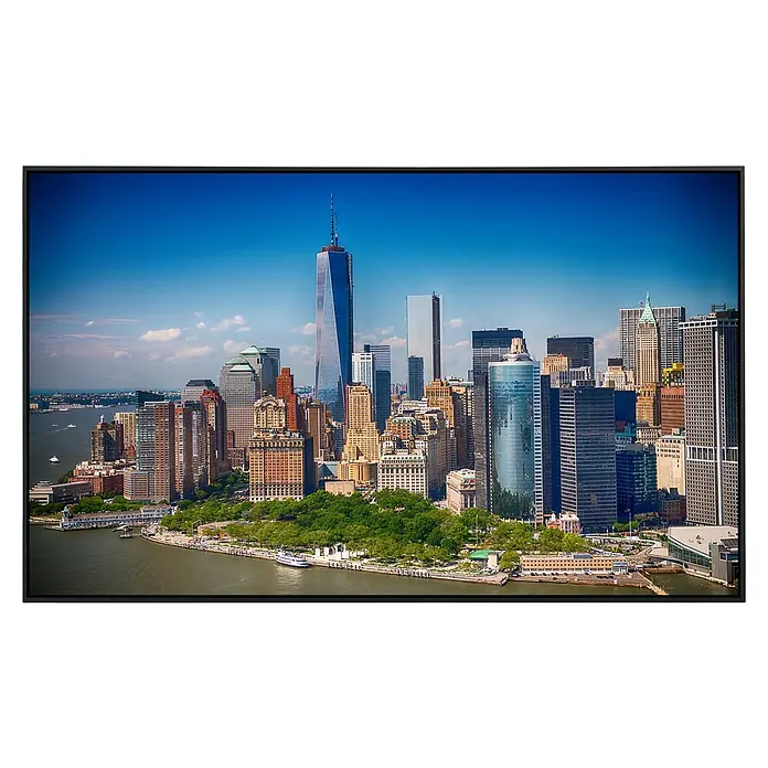 Papermoon Infrarot-Bildheizkörper Lower Manhattan Skyline - 120 cm x 600 mm, 1.000 W - Ein atemberaubendes Bild von New York City in einem schwarzen Rahmen mit dem One World Trade Center im Mittelpunkt.