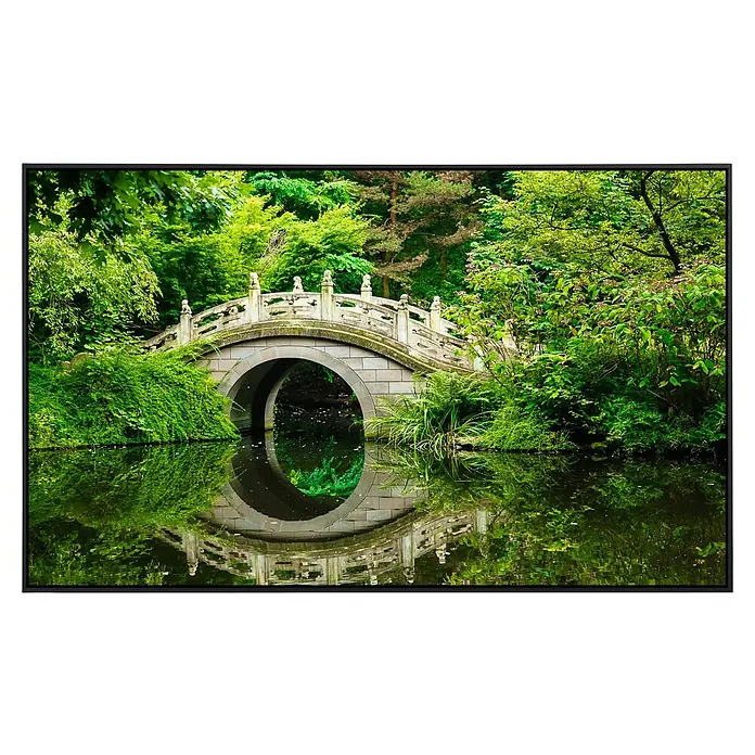 Papermoon Infrarot-Bildheizkörper Japanischer Garten 1 - 120 cm x 600 mm, 1.200 W - Die elegante Steinbrücke mit sanftem Bogen spiegelt sich malerisch im ruhigen Wasser inmitten üppiger grüner Vegetation wider.