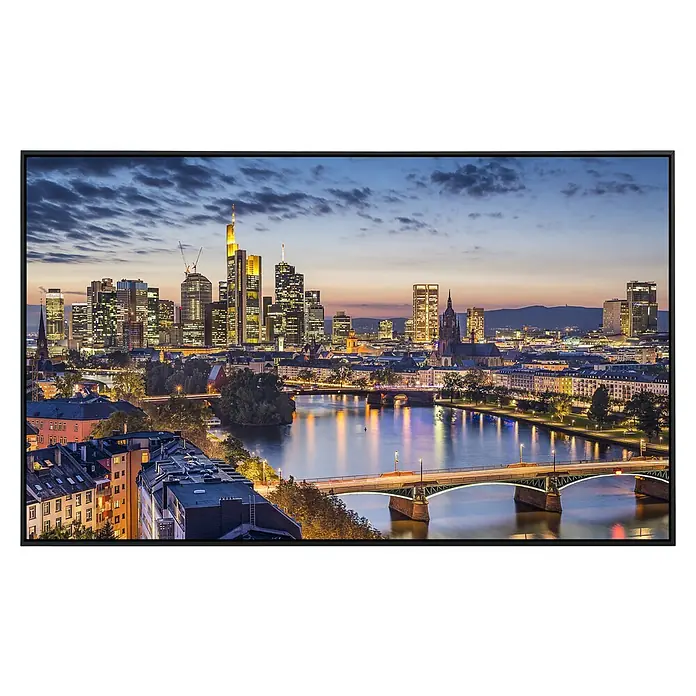 Papermoon Infrarot-Bildheizkörper Frankfurt am Main - 60 cm x 500 mm, 350 W - Skyline von Frankfurt in einem schwarzen Rahmen. Beleuchtete Gebäude und Fluss unter einem bewölkten Himmel.