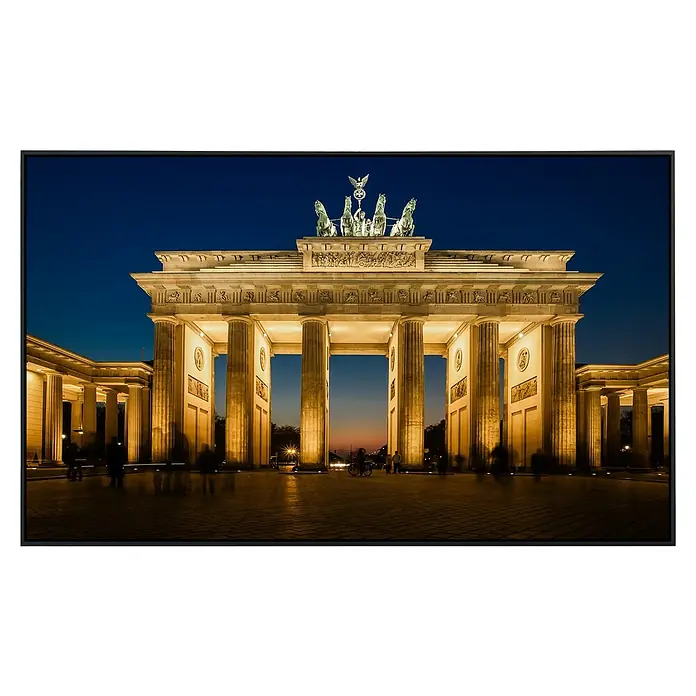 Papermoon Infrarot-Bildheizkörper Brandenburger Tor - 100 cm x 600 mm, 800 W - Das Brandenburger Tor bei Nacht, ein Symbol Berlins und Deutschlands, erstrahlt in warmem Licht unter dem dunklen Abendhimmel.