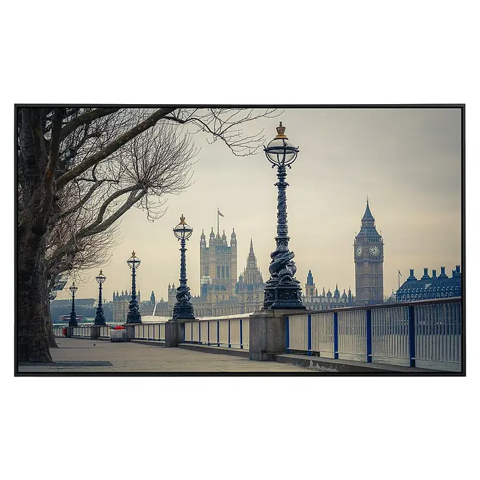 Papermoon Infrarot-Bildheizkörper Big Ben 1 - 120 x 60 cm, 1.200 W - Ansicht von London mit Bäumen, historischen Straßenlaternen und dem markanten Big Ben im Hintergrund, eingefangen in einem stimmungsvollen Bild.
