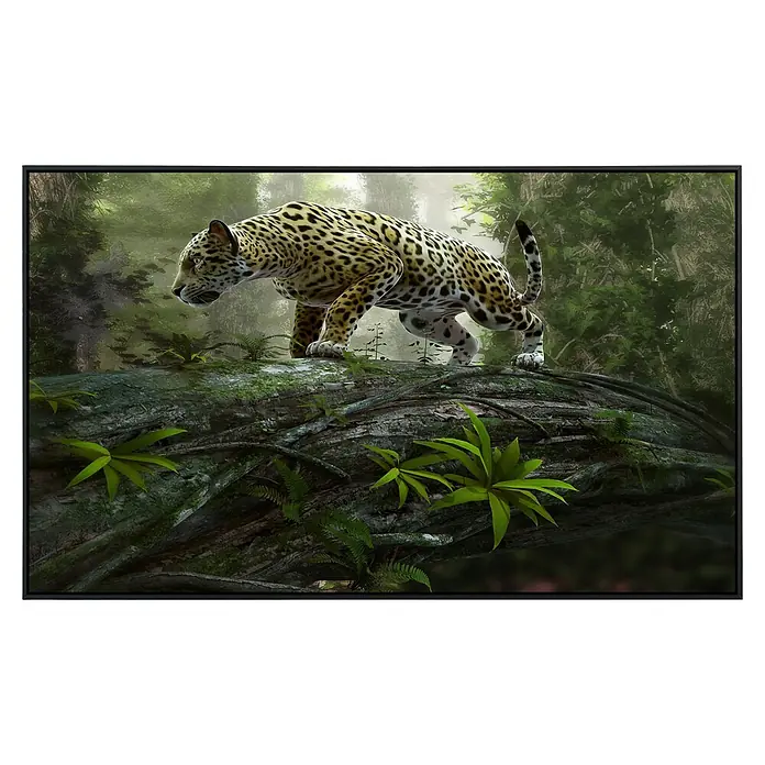 Papermoon Infrarot-Bildheizkörper Jaguar auf der Suche - 100 x 60 cm, 600 W - Ein beeindruckendes Bild zeigt einen Jaguar, der auf einem Baumstamm im dichten Dschungel lauert.