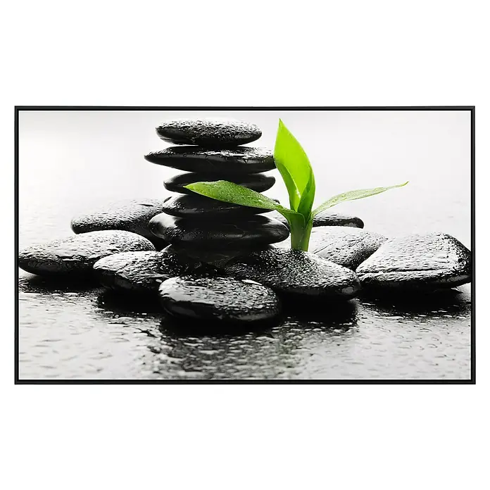 Papermoon Infrarot-Bildheizkörper Zen Steine mit Regen - 120 cm x 600 mm, 1.000 W - Ruhiges Bild mit einem Turm aus schwarzen Steinen und einem grünen Bambussprossen, ideal für Entspannung und Wellness.