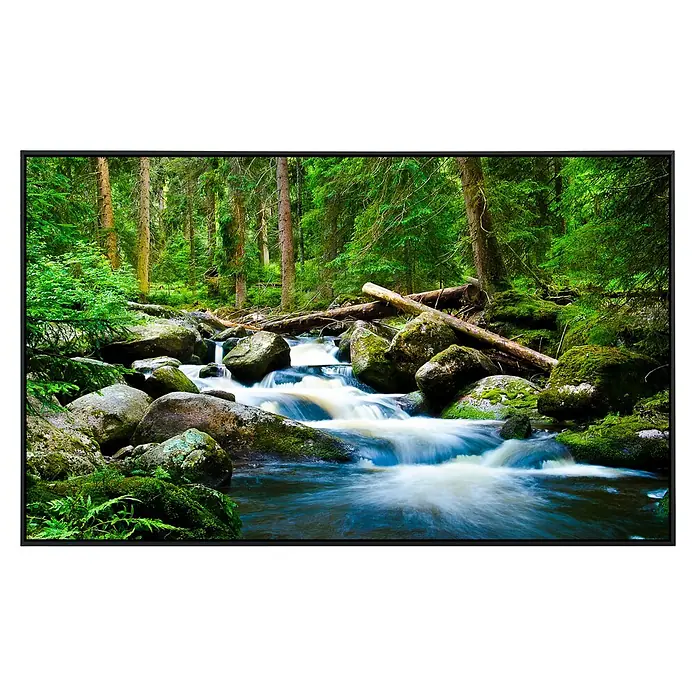 Papermoon Infrarot-Bildheizkörper Tiefer Wald - 90 cm x 500 mm, 450 W - Nahaufnahme eines HD-Displays, das einen üppigen Wald mit einem Bach zeigt, der über moosbedeckte Felsen fließt, gerahmt in einem eleganten schwarzen Rahmen.