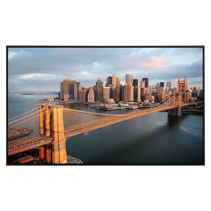 Papermoon Infrarot-Bildheizkörper Brooklyn Bridge Morgen - 90 x 50 cm, 450 W - Dieses Bild zeigt ein stilvolles Display, das die Brooklyn Bridge und die Skyline von New York City in lebendigen Farben und Details präsentiert.