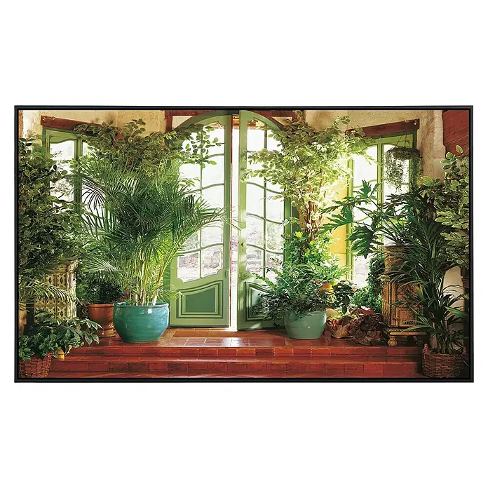 Papermoon Infrarot-Bildheizkörper Larit Jardin - 100 x 60 cm, 800 W - Üppiger Eingangsbereich mit Grünpflanzen und einer offenen, grünen Doppeltür, die einladend wirkt.