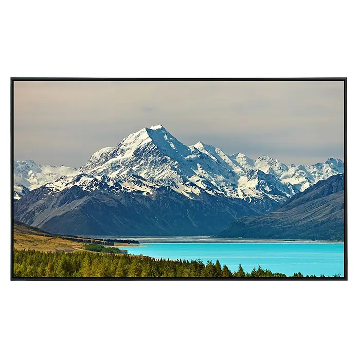 Papermoon Infrarot-Bildheizkörper Mount Cook und Pukaki Lake - 90 x 50 cm, 450 W - Atemberaubende Landschaft mit schneebedeckten Bergen und einem strahlend blauen See im Vordergrund, gerahmt von einem eleganten schwarzen Rahmen.
