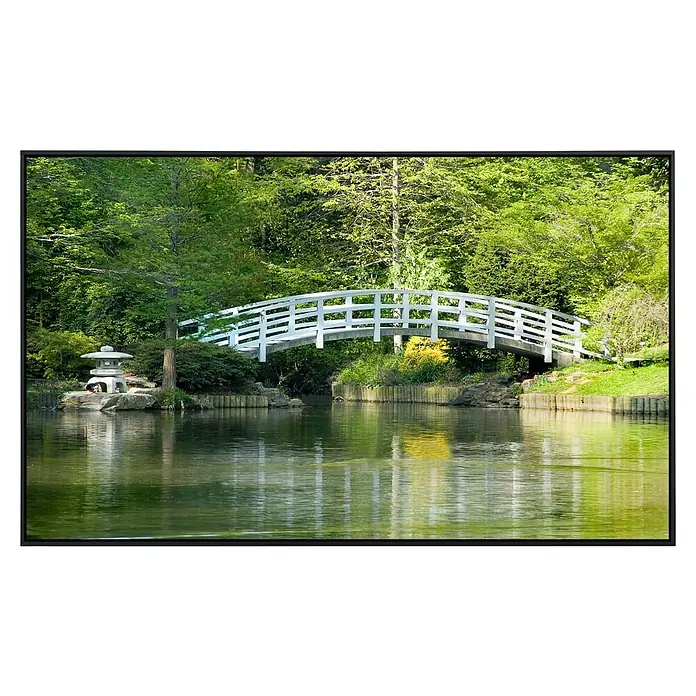 Papermoon Infrarot-Bildheizkörper Japanischer Zen - 60 x 50 cm, 350 W - Eine malerische Szene mit einer weißen Brücke, die sich über einen ruhigen See in einem friedlichen Garten erstreckt. Steinlaterne links.