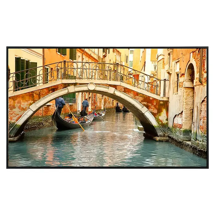 Papermoon Infrarot-Bildheizkörper Venedig120 x 60 cm, 750 W - Venezianische Gondeln gleiten unter einer malerischen Brücke hindurch, ein klassisches Stadtbild.