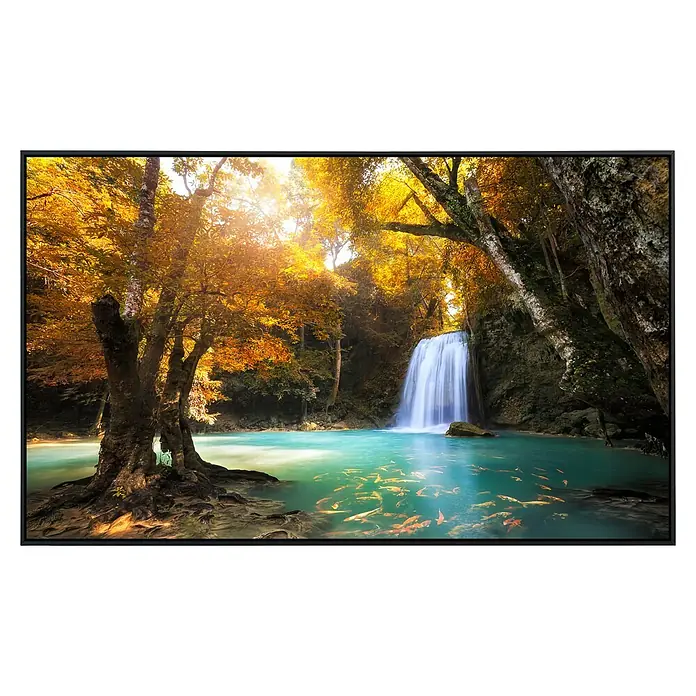Papermoon Infrarot-Bildheizkörper Wasserfall Kanchanaburi Thailand - 120 x 60 cm, 1.000 W - Ein malerischer Wasserfall mit türkisfarbenem Wasser, umgeben von herbstlichen Bäumen und Fischen, eingefasst in einem schwarzen Rahmen.
