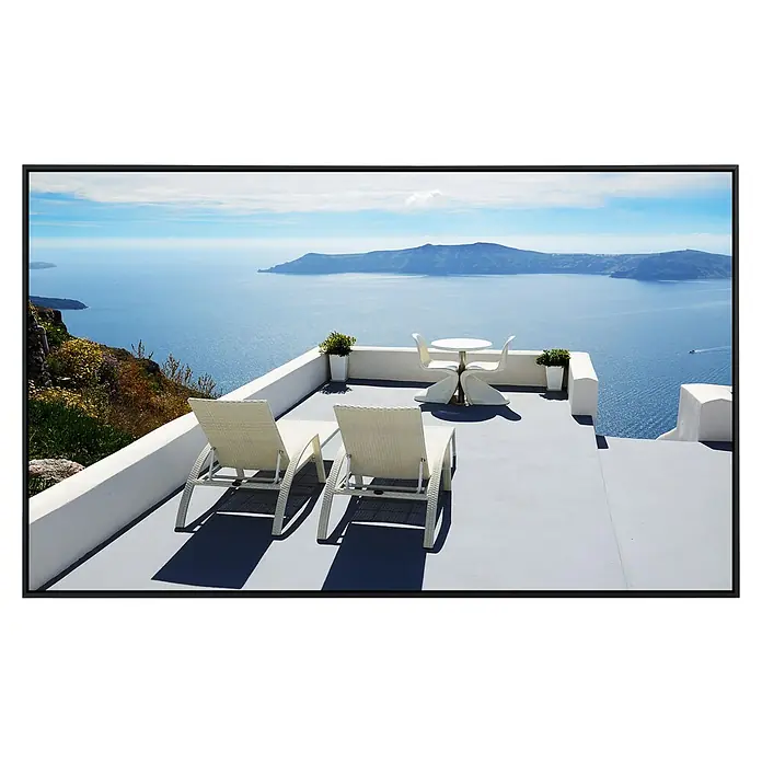 Papermoon Infrarot-Bildheizkörper Terrasse mit Meerblick auf Santorin - 90 x 50 cm, 450 W - Entspannen Sie auf den Liegestühlen mit Meerblick. Der Tisch mit Stühlen lädt zum Verweilen ein. Genießen Sie die Aussicht auf die griechische Inselwelt.