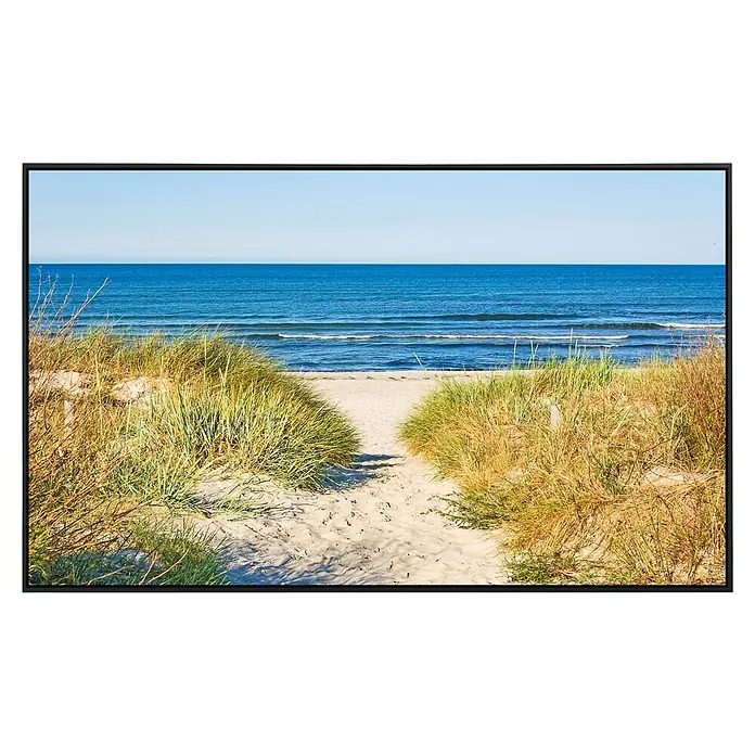 Papermoon Infrarot-Bildheizkörper Zugang zum Strand - 100 x 60 cm, 800 W - Dünenlandschaft mit sandigem Pfad, der zum blauen Meer führt, unter einem klaren, hellblauen Himmel in einem stilvollen Rahmen.