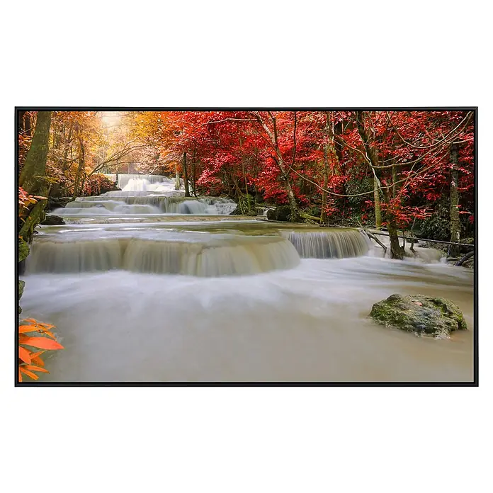 Papermoon Infrarot-Bildheizkörper Wasserfall im Regenwald - 120 cm x 600 mm, 1.200 W - Bild eines Wasserfalls in einem Wald mit roten und gelben Blättern. Der Wasserfall fließt über mehrere Stufen und bildet ein ruhiges Gewässer.