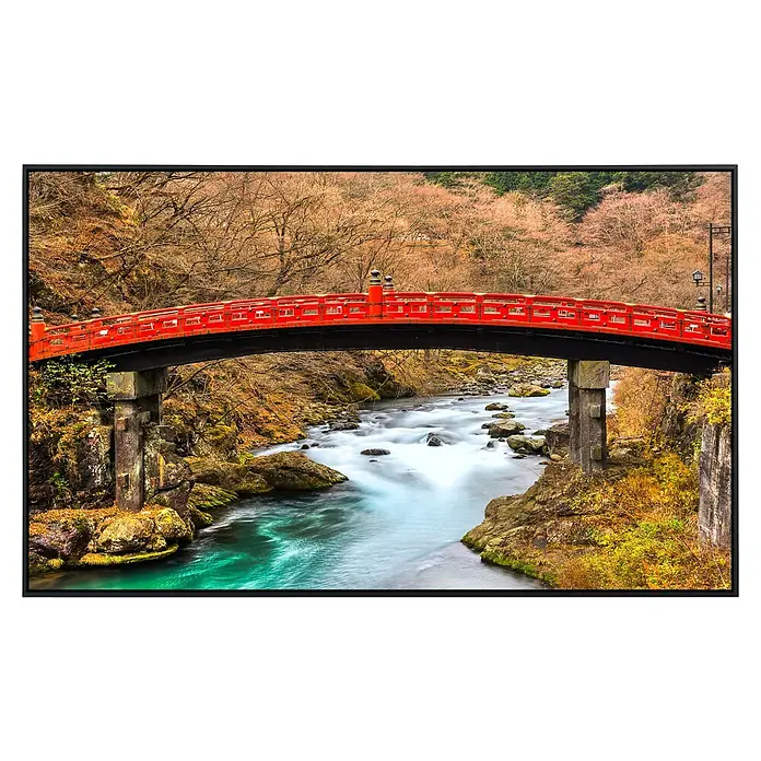 Papermoon Infrarot-Bildheizkörper Nikko Heilige Shinkyo Brücke - 60 x 50 cm, 350 W - Eine rote Brücke überspannt einen Fluss inmitten einer ruhigen Landschaft. Die malerische Szene fängt die Schönheit der Natur ein.