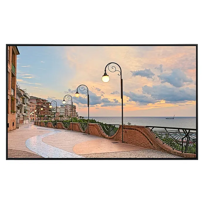 Papermoon Infrarot-Bildheizkörper Meer in Ortona, Abruzzen - 60 x 50 cm, 350 W - Bezaubernde Küstenlandschaft mit dekorativen Laternen, die einen malerischen Weg säumen und das warme Abendlicht reflektieren.