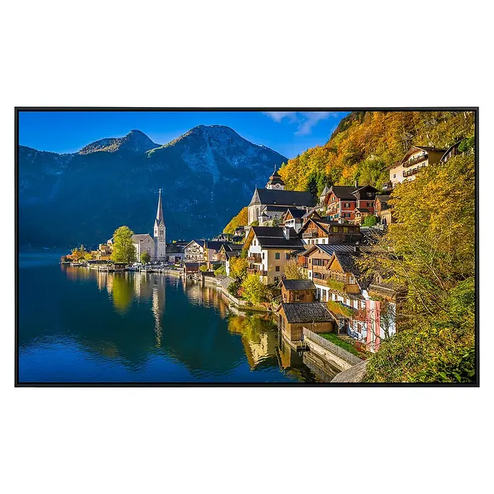 Papermoon Infrarot-Bildheizkörper Hallstatt Bergdorf - 120 x 60 cm, 1.000 W - Das Bild zeigt einen Fernseher mit einem malerischen Bild von Hallstatt, Österreich, das sich im klaren Wasser des Sees spiegelt.