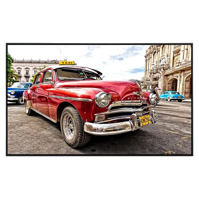 Papermoon Infrarot-Bildheizkörper Kuba - 120 x 60 cm, 1.200 W - Roter Oldtimer Plymouth Taxi mit gelbem Taxischild vor historischer Fassade, klassisch & charmant.