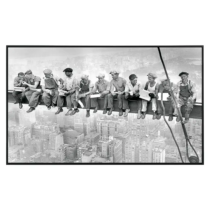 Papermoon Infrarot-Bildheizkörper Mittagessenszeit - 60 x 50 cm, 350 W - Das berühmte Schwarz-Weiß-Foto "Lunch atop a Skyscraper" zeigt Bauarbeiter beim Mittagessen auf einem Stahlträger hoch über New York City.