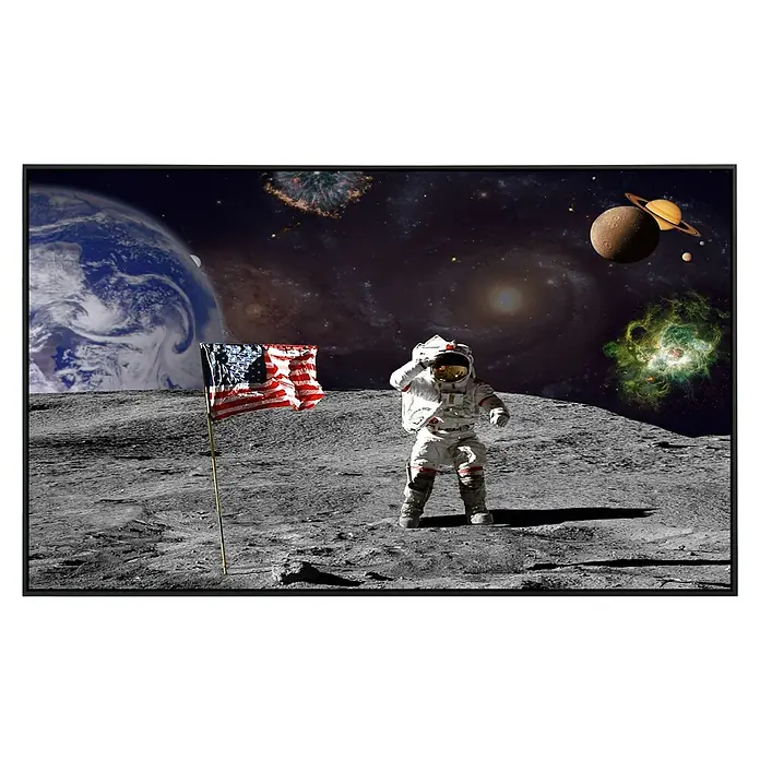 Papermoon Infrarot-Bildheizkörper Mond120 x 60 cm, 750 W - Astronaut mit US-Flagge auf dem Mond vor dem Hintergrund des Weltraums.