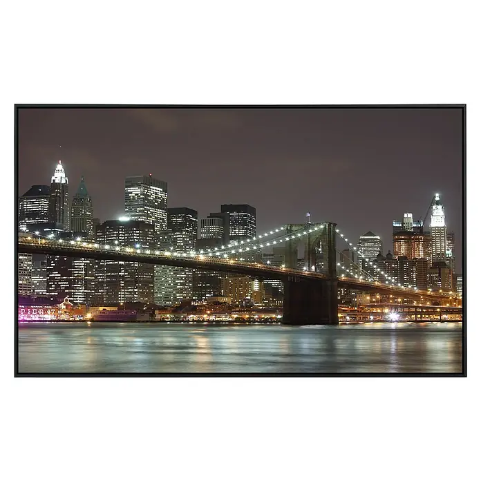 Papermoon Infrarot-Bildheizkörper Manhatten Brücke - 60 x 50 cm, 350 W - Ein atemberaubendes Nachtbild der Brooklyn Bridge, das die Lichter der Stadt und die Spiegelung im Wasser perfekt einfängt.