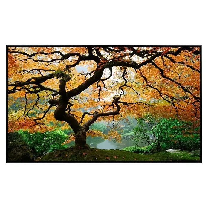 Papermoon Infrarot-Bildheizkörper Herbst Ahornbaum - 120 x 60 cm, 1.200 W - Herbstlicher Ahornbaum mit leuchtend orangefarbenem Laub, der eine ruhige Gartenlandschaft mit einem Teich und üppigem Grün umrahmt.