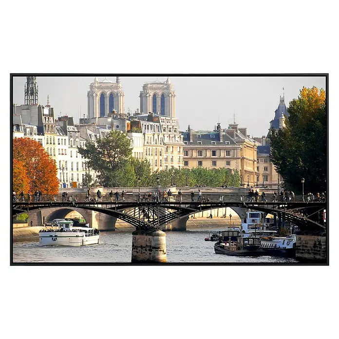 Papermoon Infrarot-Bildheizkörper Paris - 60 x 50 cm, 350 W - Blick auf die Seine in Paris mit Brücke und Booten, historische Architektur und Herbstbäume im Hintergrund.
