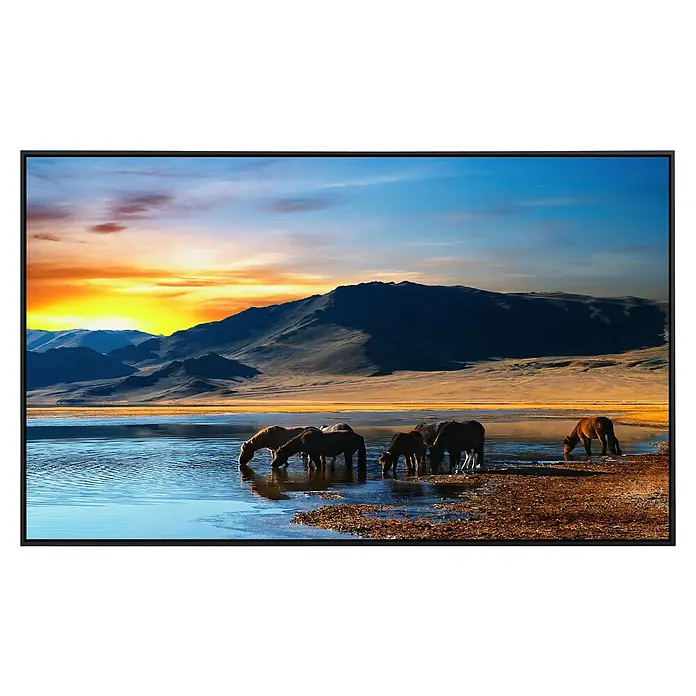 Papermoon Infrarot-Bildheizkörper Pferde trinken - 120 x 60 cm, 1.000 W - Ein hochauflösender Fernseher zeigt eine friedliche Szene von Pferden an einem See bei Sonnenuntergang, für ein immersives Seherlebnis.