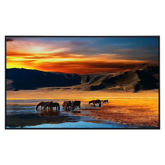 Papermoon Infrarot-Bildheizkörper Mongolische Pferde - 60 x 50 cm, 350 W - Ein atemberaubendes Landschaftsgemälde auf einem modernen TV-Gerät, das eine friedliche Szene mit Pferden am Wasser bei Sonnenuntergang zeigt.