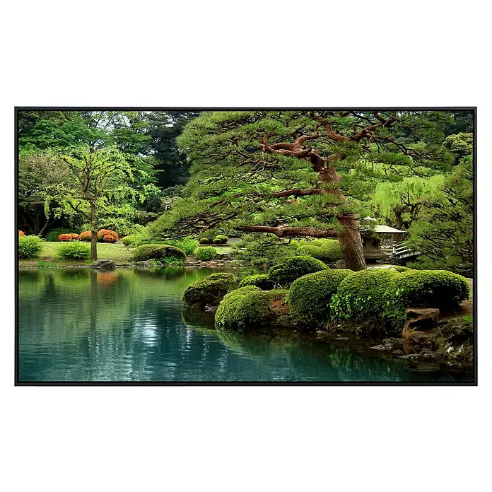 Papermoon Infrarot-Bildheizkörper Ruhiger Zen See120 x 75 cm, 900 W - Blick auf einen ruhigen See mit üppigem Grün und einem großen Baum im japanischen Garten, der das friedliche Ambiente unterstreicht.