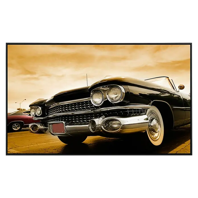 Papermoon Infrarot-Bildheizkörper Klassische Autos - 120 cm x 600 mm, 1.000 W - Detailaufnahme eines klassischen schwarzen Cadillac, der mit seinem Chromgrill und den Scheinwerfern die goldene Ära des Automobils widerspiegelt.