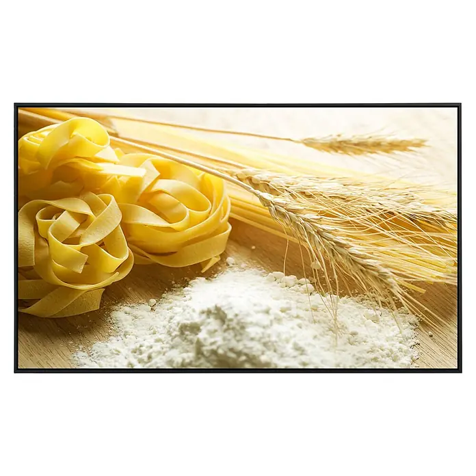 Papermoon Infrarot-Bildheizkörper Pasta - 100 x 60 cm, 800 W - Ein Stillleben mit Pasta-Nestern, Spaghetti, Weizenähren und einem Haufen Mehl, die alle auf einer Holzoberfläche liegen.