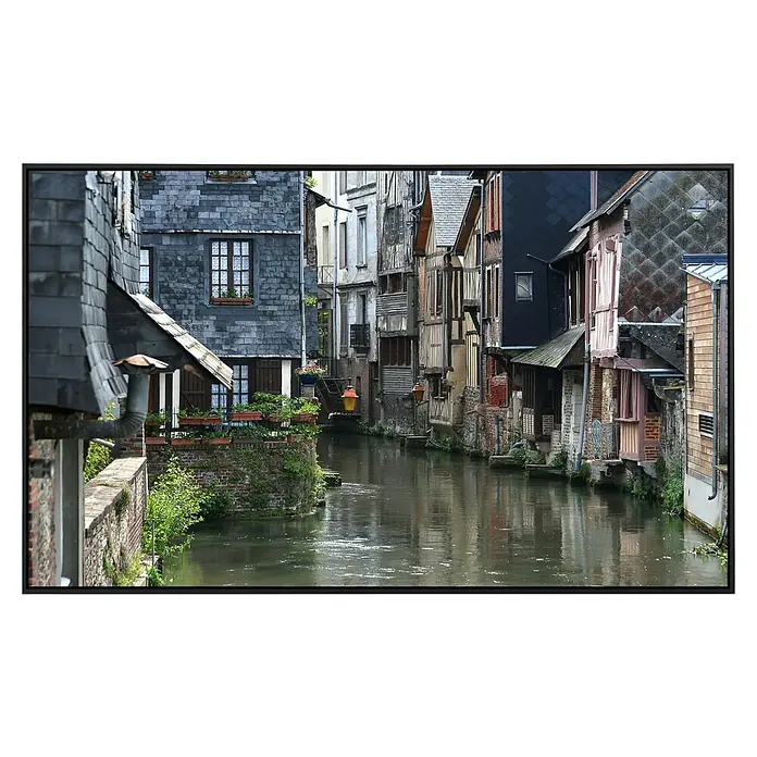 Papermoon Infrarot-Bildheizkörper Venedig 2 - 90 x 50 cm, 450 W - Ein malerisches Stadtbild mit Fachwerkhäusern am Kanalufer, das die Schönheit historischer Architektur und Wasserwege vereint.