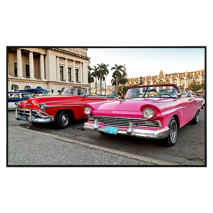 Papermoon Infrarot-Bildheizkörper Havanna Oldtimer 2 - 60 x 50 cm, 350 W - Ikonische Oldtimer-Taxis in Havanna, Kuba, mit einem roten und einem rosa Cabriolet vor historischen Gebäuden und Palmen.