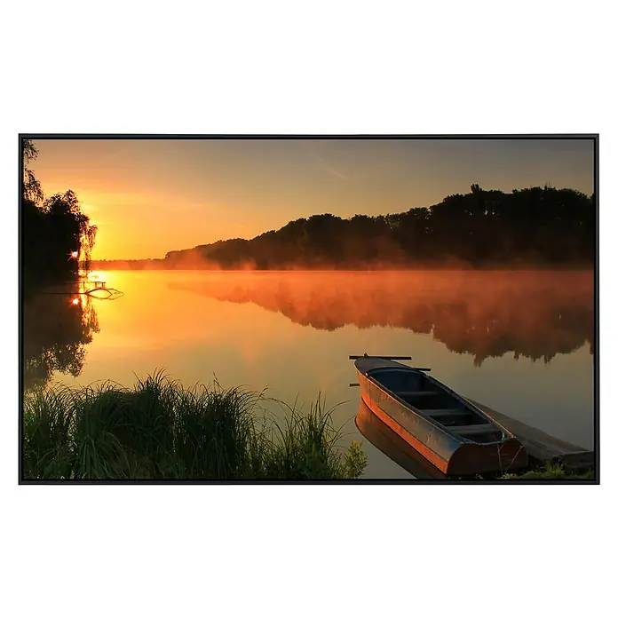 Papermoon Infrarot-Bildheizkörper Misty Lake - 100 x 60 cm, 800 W - Sonnenaufgang über einem friedlichen See mit einem kleinen Boot am Ufer, umrahmt von üppigem Grün und Bäumen.