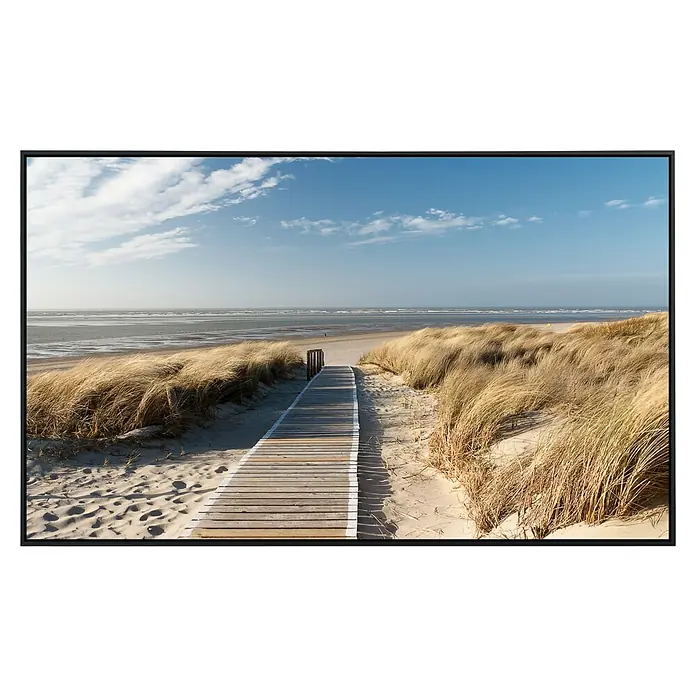 Papermoon Infrarot-Bildheizkörper Dünen in Langeoog - 100 x 60 cm, 600 W - Ein hölzerner Steg führt durch Sanddünen zum Strand unter blauem Himmel, ideal für eine entspannende Küstenlandschaft.