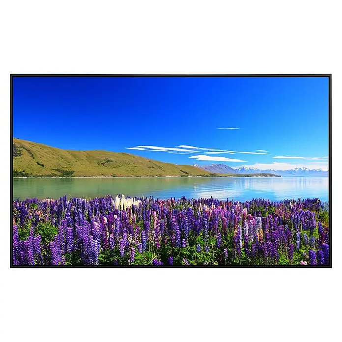 Papermoon Infrarot-Bildheizkörper Lupinen See Tekapo - 100 x 60 cm, 600 W - Ein hochauflösender Bildschirm zeigt eine Landschaft mit Bergen, See und Blumenfeld, ideal für ein beeindruckendes visuelles Erlebnis.