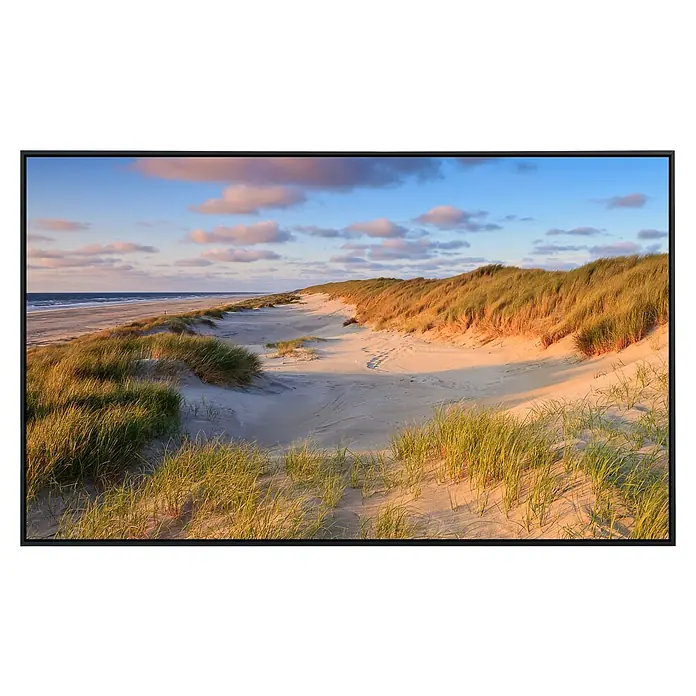 Papermoon Infrarot-Bildheizkörper Dünen Sonnenuntergang 2 - 60 x 50 cm, 350 W - Ansicht eines Strandes mit Sanddünen unter einem blauen Himmel mit Wolken, der die natürliche Schönheit hervorhebt.