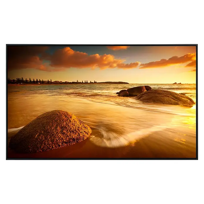 Papermoon Infrarot-Bildheizkörper Sun Tinted Beach - 120 x 60 cm, 1.200 W - Malerisches Gemälde mit Sonnenuntergang am Strand, bei dem die goldenen Farben auf Felsen und Wasser reflektiert werden.