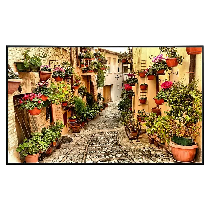 Papermoon Infrarot-Bildheizkörper Gasse in Spello Umbrien - 60 x 50 cm, 350 W - Malerische Gasse mit vielen Blumentöpfen an den Hauswänden, die eine gemütliche Atmosphäre schaffen.\n