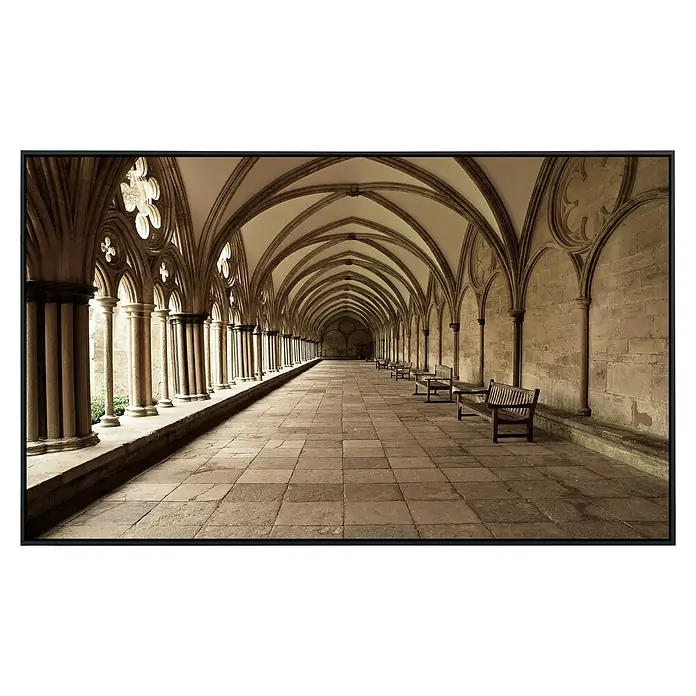 Papermoon Infrarot-Bildheizkörper Torbogen der Kathedrale - 90 x 50 cm, 450 W - Lange Halle mit Bögen und Bänken. Die Halle ist mit Böden aus Steinplatten versehen und hat ein Gewölbe.