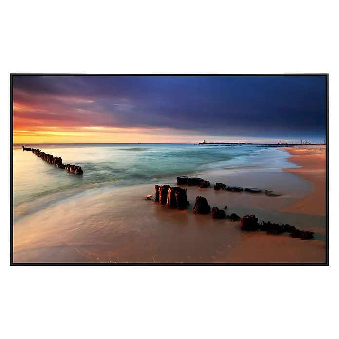 Papermoon Infrarot-Bildheizkörper Baltic Beach Sonnenaufgang - 60 x 50 cm, 350 W - Dieses Leinwandbild fängt einen friedlichen Sonnenuntergang am Strand ein, mit verwitterten Holzpfosten, die das sanfte Meerwasser säumen.