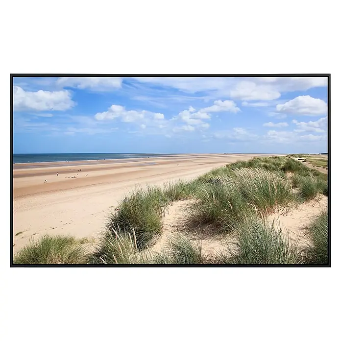 Papermoon Infrarot-Bildheizkörper Dünen in Holkham - 60 x 50 cm, 350 W - Landschaftsansicht auf einem Fernsehbildschirm, die einen sonnigen Strand mit Sanddünen und blauem Himmel zeigt.