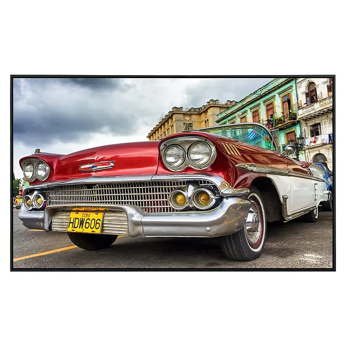 Papermoon Infrarot-Bildheizkörper Havanna Oldtimer 3 - 100 x 60 cm, 600 W - Ein klassischer roter Chevrolet Oldtimer mit Chromdetails und kubanischem Kennzeichen vor historischer Architektur.