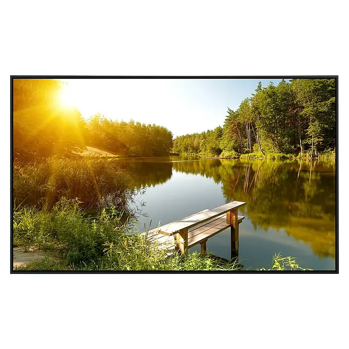 Papermoon Infrarot-Bildheizkörper Sommerwaldsee - 100 x 60 cm, 600 W - Eine malerische See-Szene mit einem Holzsteg, umgeben von üppigem Grün und strahlendem Sonnenschein, eingefasst in einem eleganten schwarzen Rahmen.