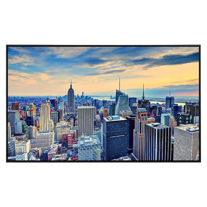Papermoon Infrarot-Bildheizkörper Manhattan in der Abenddämmerung - 120 x 60 cm, 1.000 W - Das Bild zeigt einen Fernseher mit einem atemberaubenden Blick auf die Skyline von New York bei Sonnenuntergang. Die Farben sind lebendig und klar.