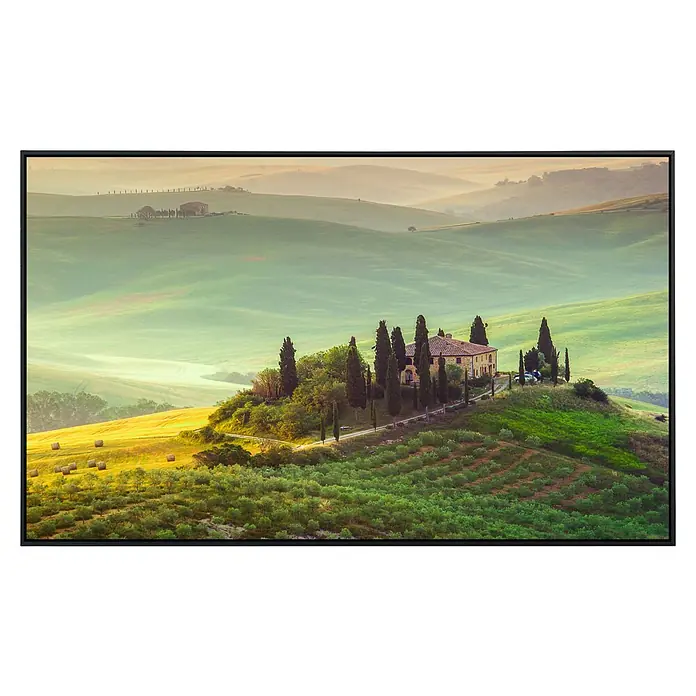 Papermoon Infrarot-Bildheizkörper Toskana Farm Landschaft - 100 cm x 600 mm, 600 W - Hügelige Landschaft mit einem Haus auf einem Hügel, umgeben von Bäumen und Feldern, dargestellt auf einem modernen Bildschirm.