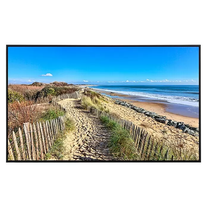 Papermoon Infrarot-Bildheizkörper Dünen im Atlantik - 120 cm x 600 mm, 1.200 W - Ein Sandweg mit rustikalen Holzzäunen führt zu einem ruhigen Strand und blauem Meer unter klarem Himmel.