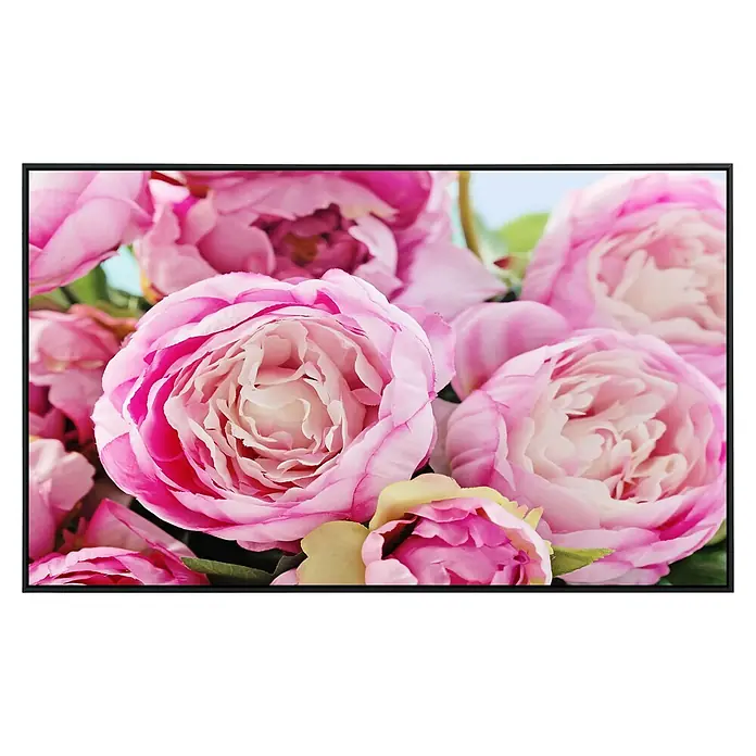Papermoon Infrarot-Bildheizkörper Rosa Pfingstrosenblumen - 90 x 50 cm, 450 W - Nahaufnahme eines Bildes eines Straußes rosa Pfingstrosen vor einem hellblauen Hintergrund, gerahmt in einem schlanken schwarzen Rahmen.